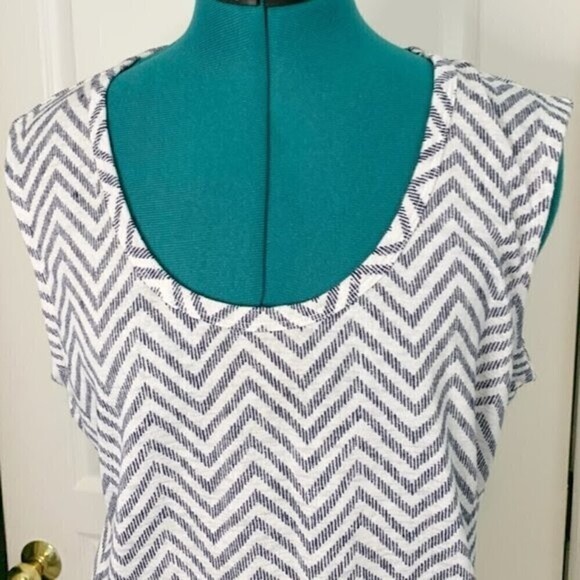 Athleta Chevron Print Athletic Gym Muscle Sleeveless Lightweight Workout Tee - Picture 2 of 9